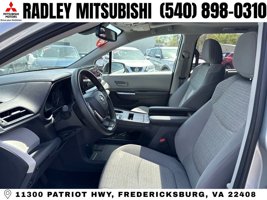Used 2021 Toyota Sienna LE w/ LE Plus Package image 2
