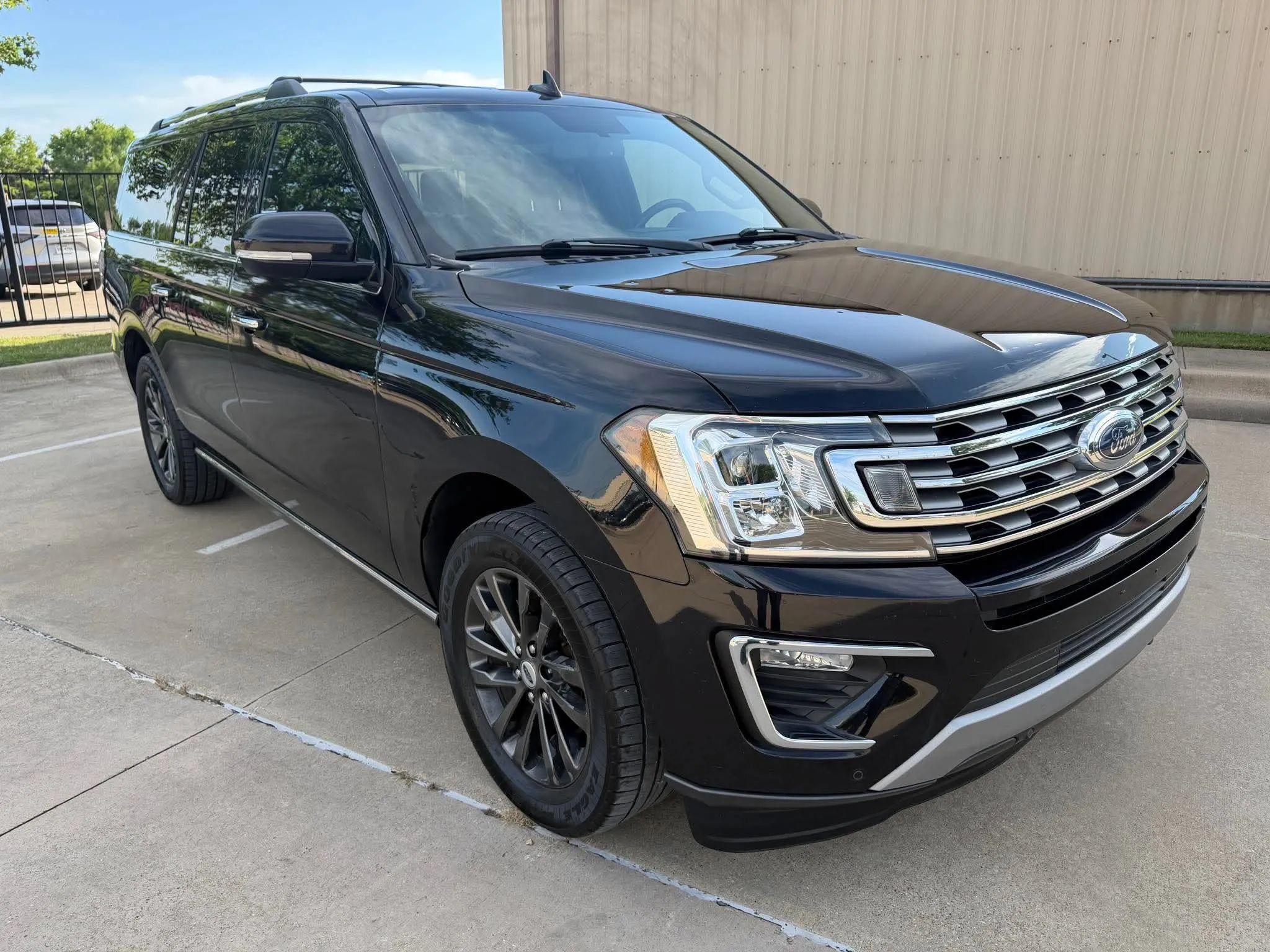 Used 2019 Ford Expedition Max Limited RWD image 3