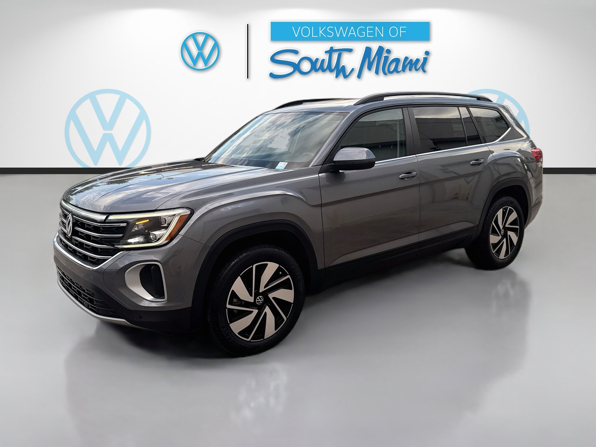 Used 2024 Volkswagen Atlas SE w/ Panoramic Sunroof Package FWD image 3