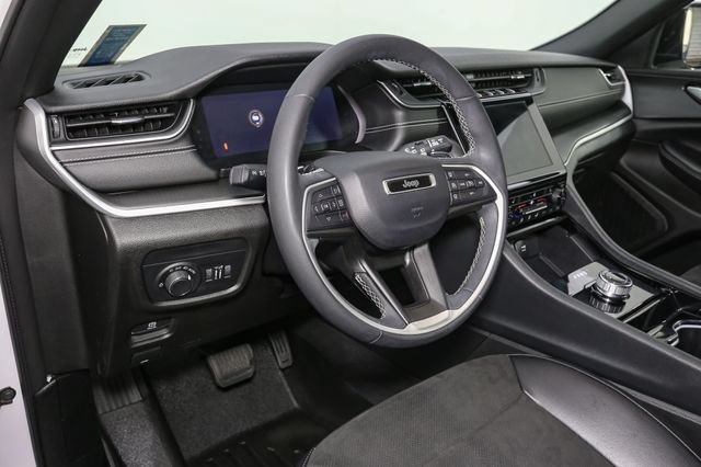 Used 2023 Jeep Grand Cherokee Altitude AWD/4WD image 21