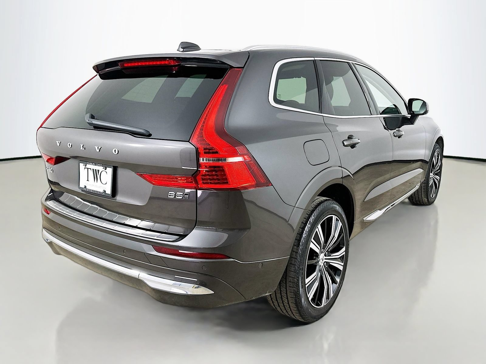 Used 2023 Volvo XC60 B5 Plus AWD/4WD image 5