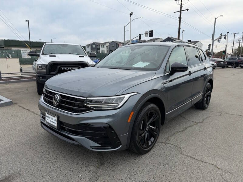 Used 2023 Volkswagen Tiguan SE R-Line FWD image 2