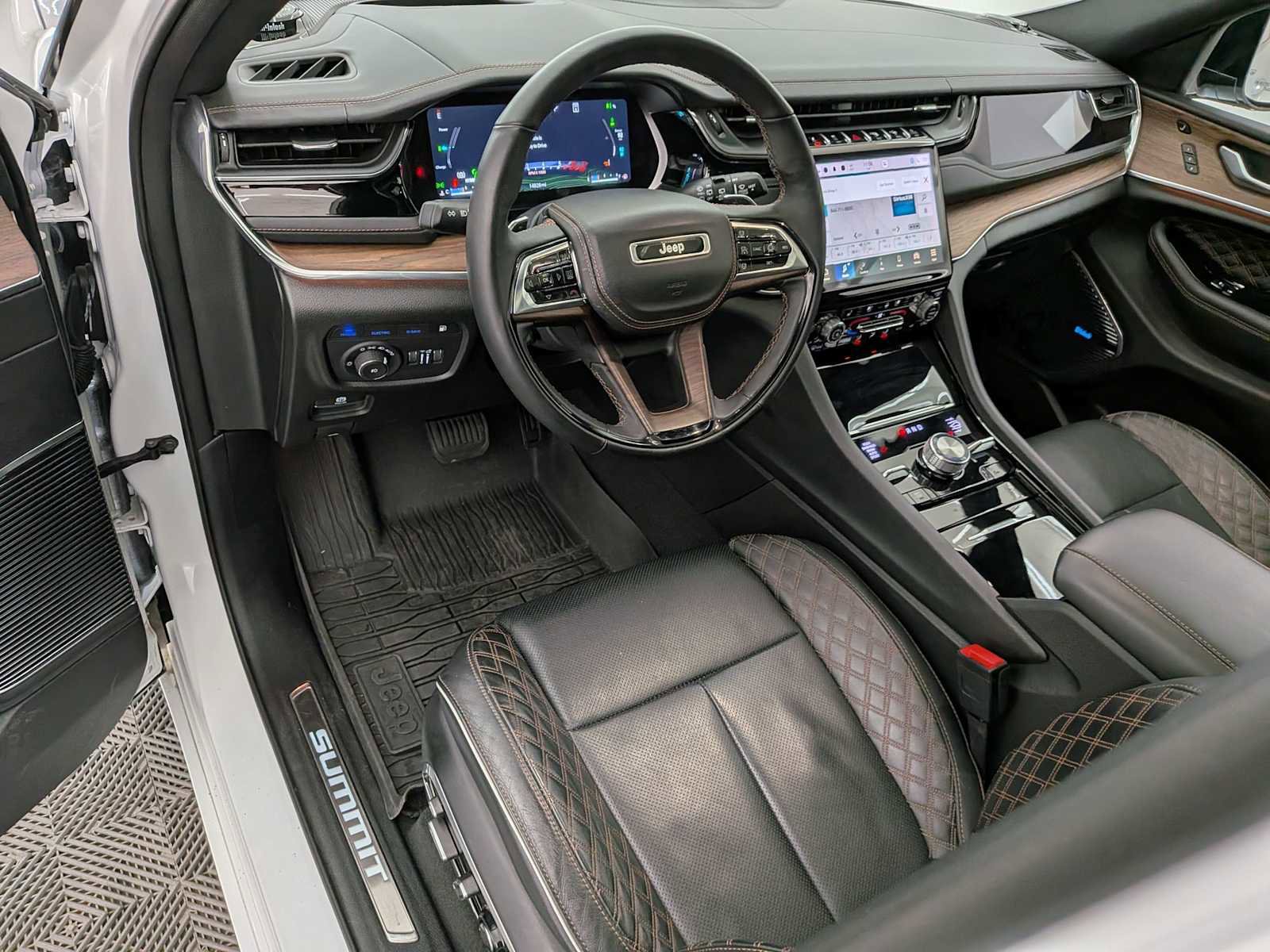 Used 2023 Jeep Grand Cherokee Summit w/ Advanced Protech Group IV image 2