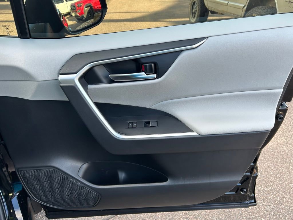 Used 2025 Toyota RAV4 XLE w/ Convenience Package image 33