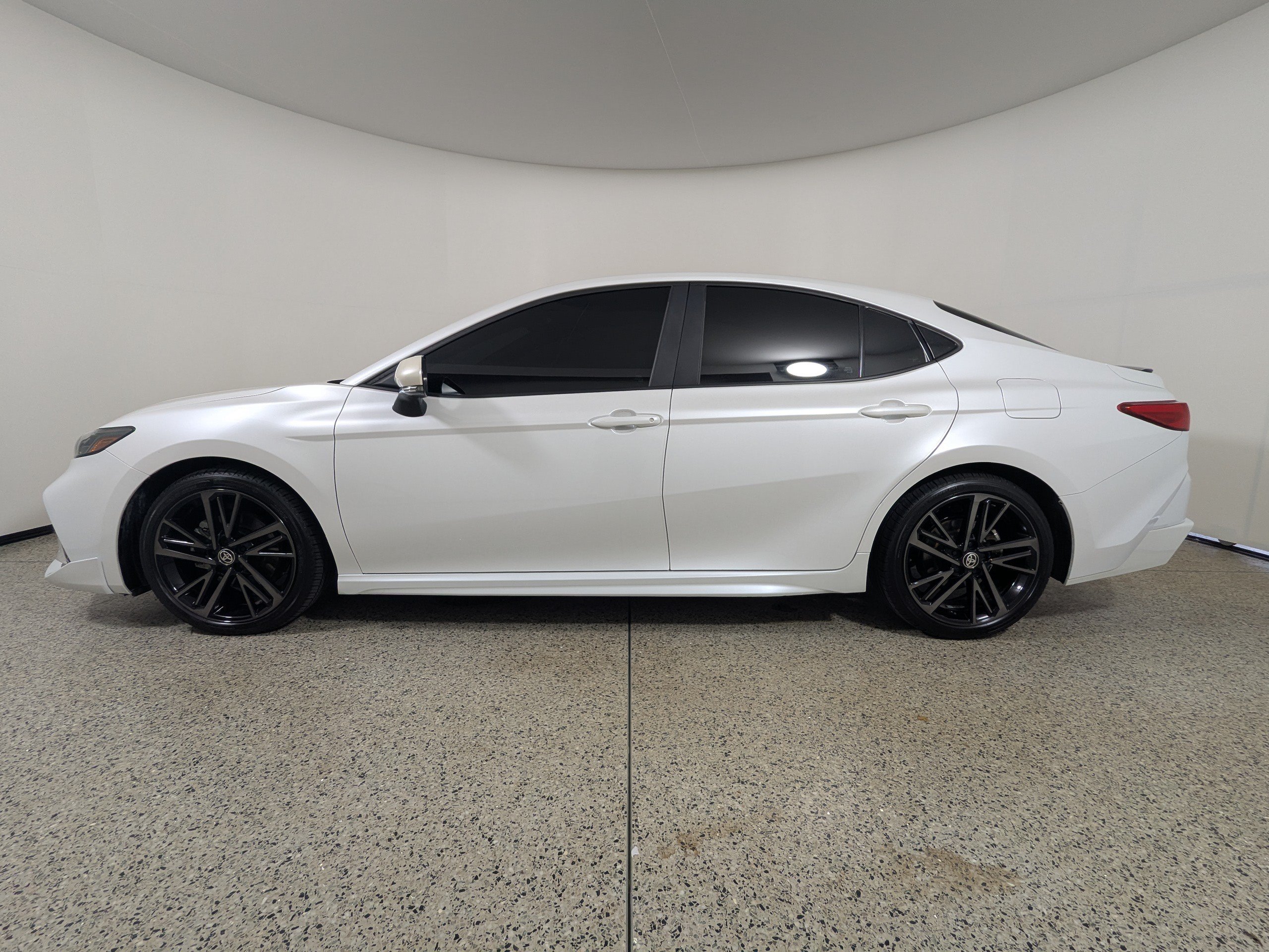 Used 2025 Toyota Camry XSE FWD image 4