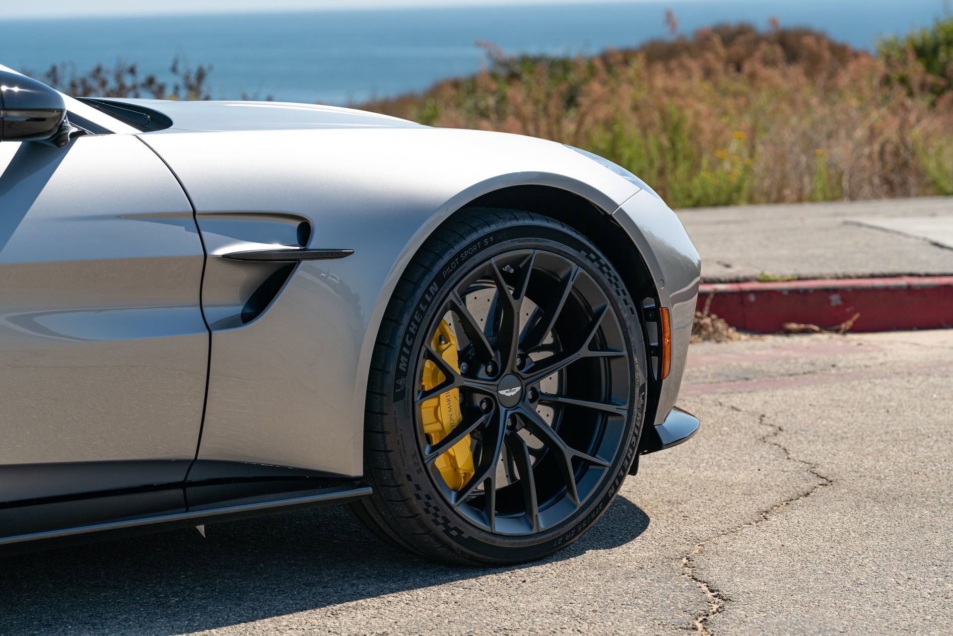 Used 2025 Aston Martin V8 Vantage Coupe image 8