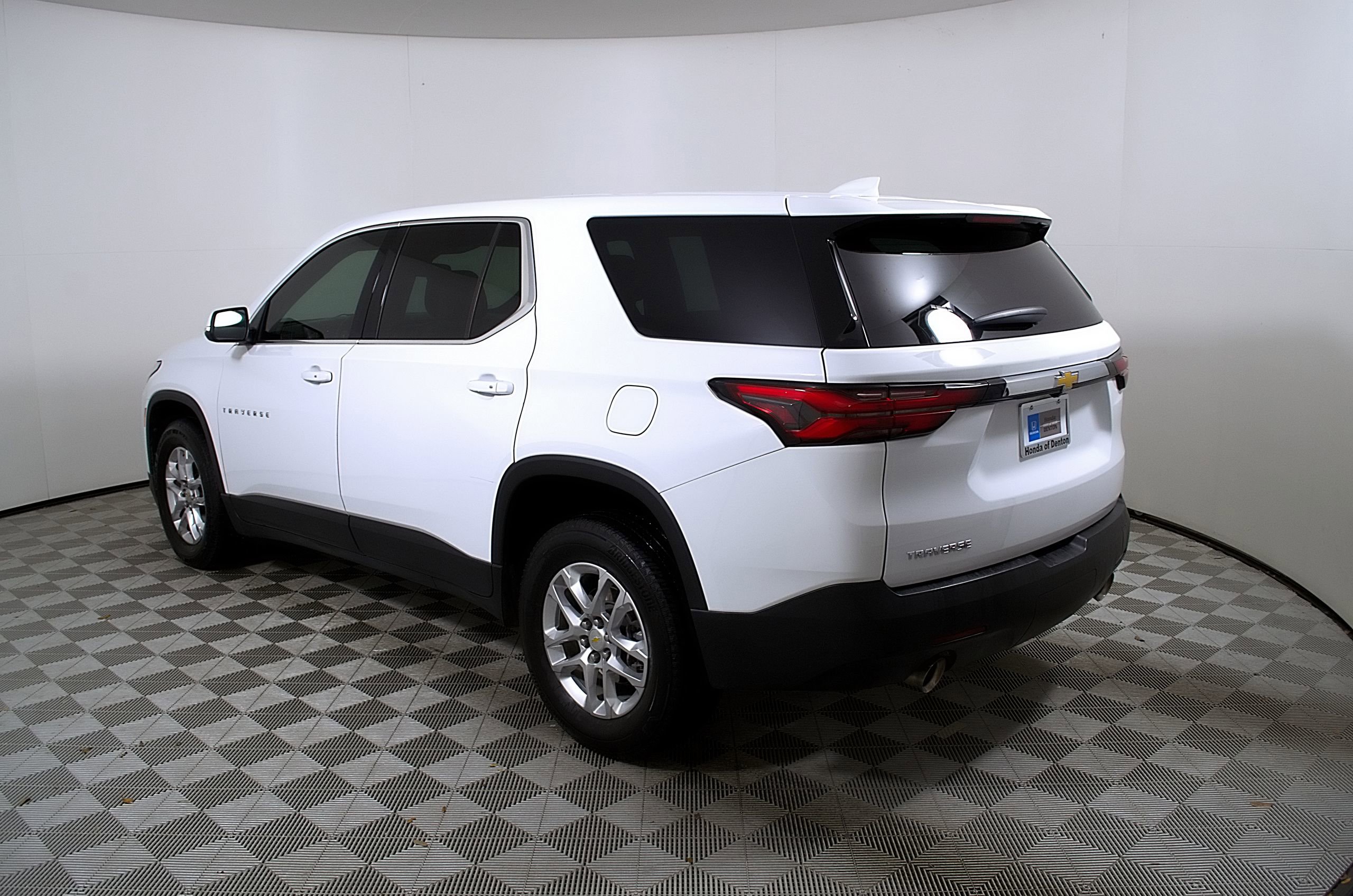 Used 2023 Chevrolet Traverse LS w/ Safety Package FWD image 10