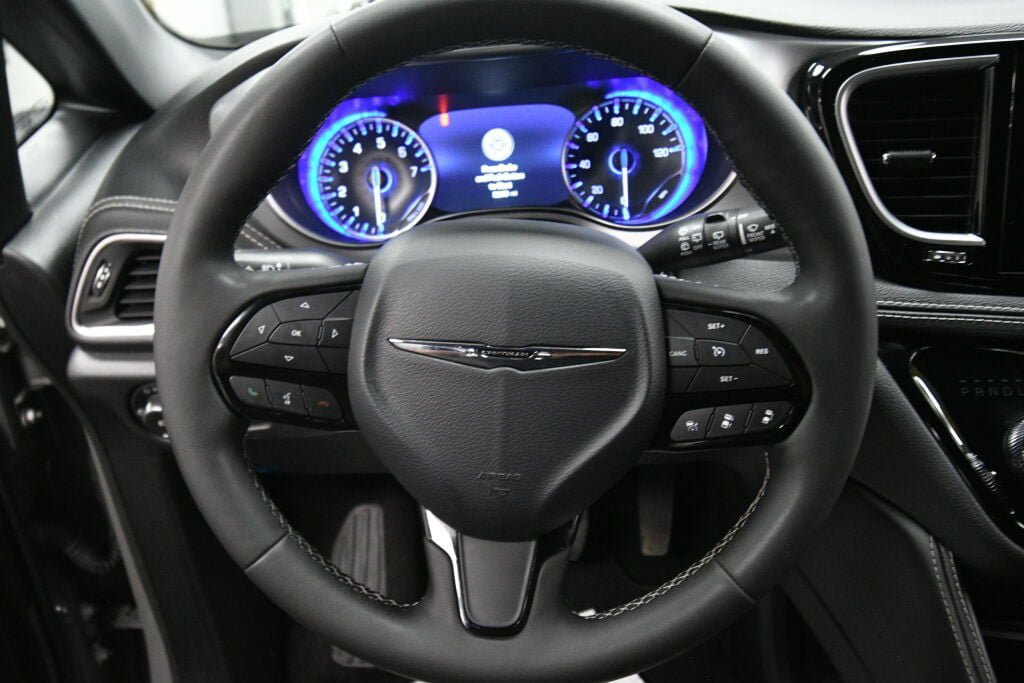 Used 2025 Chrysler Pacifica Limited FWD image 13