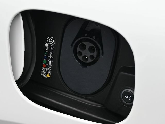Certified 2025 Porsche Macan Electric RWD image 23