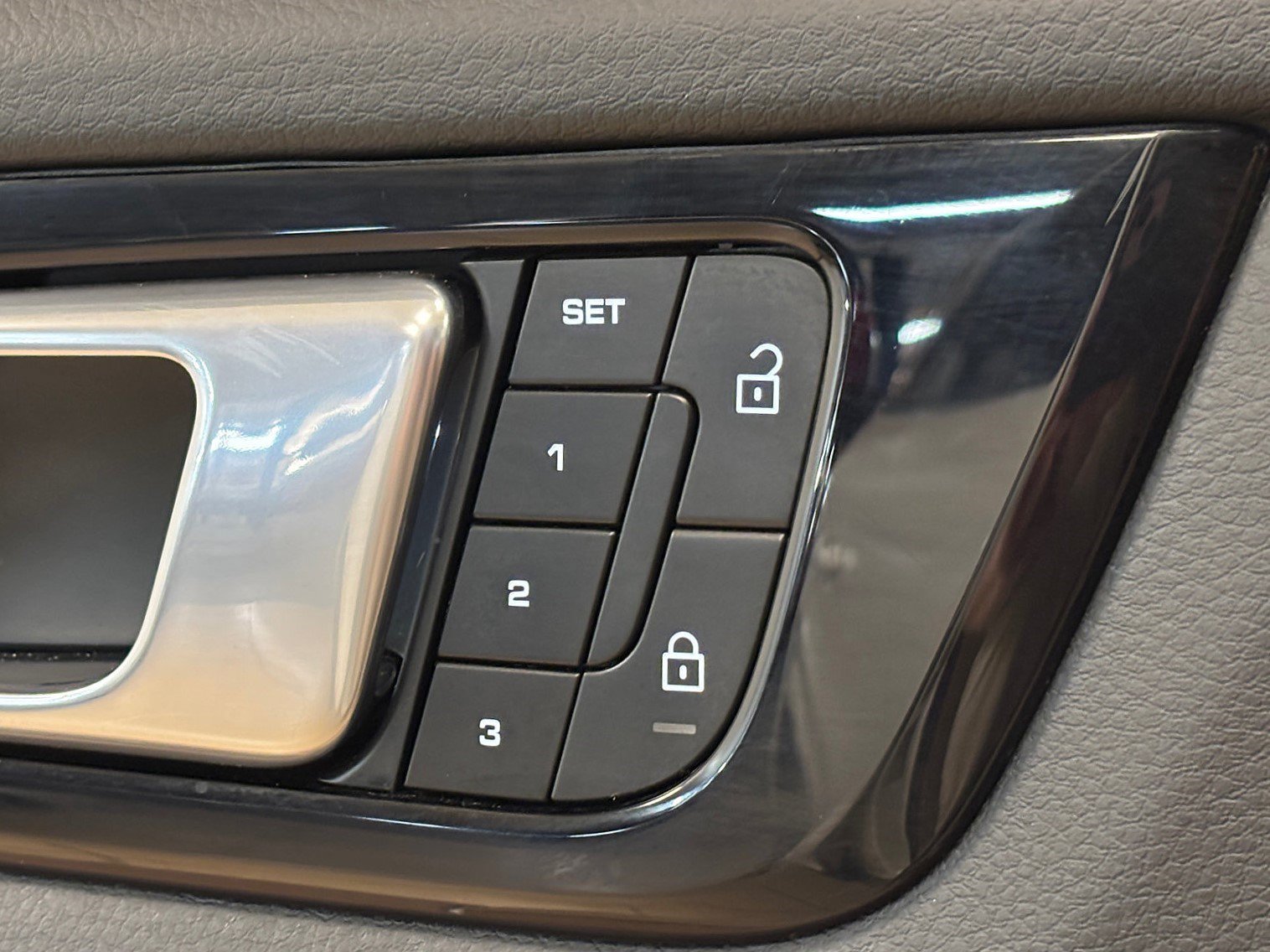 Used 2023 Porsche Cayenne Platinum Edition AWD/4WD image 30