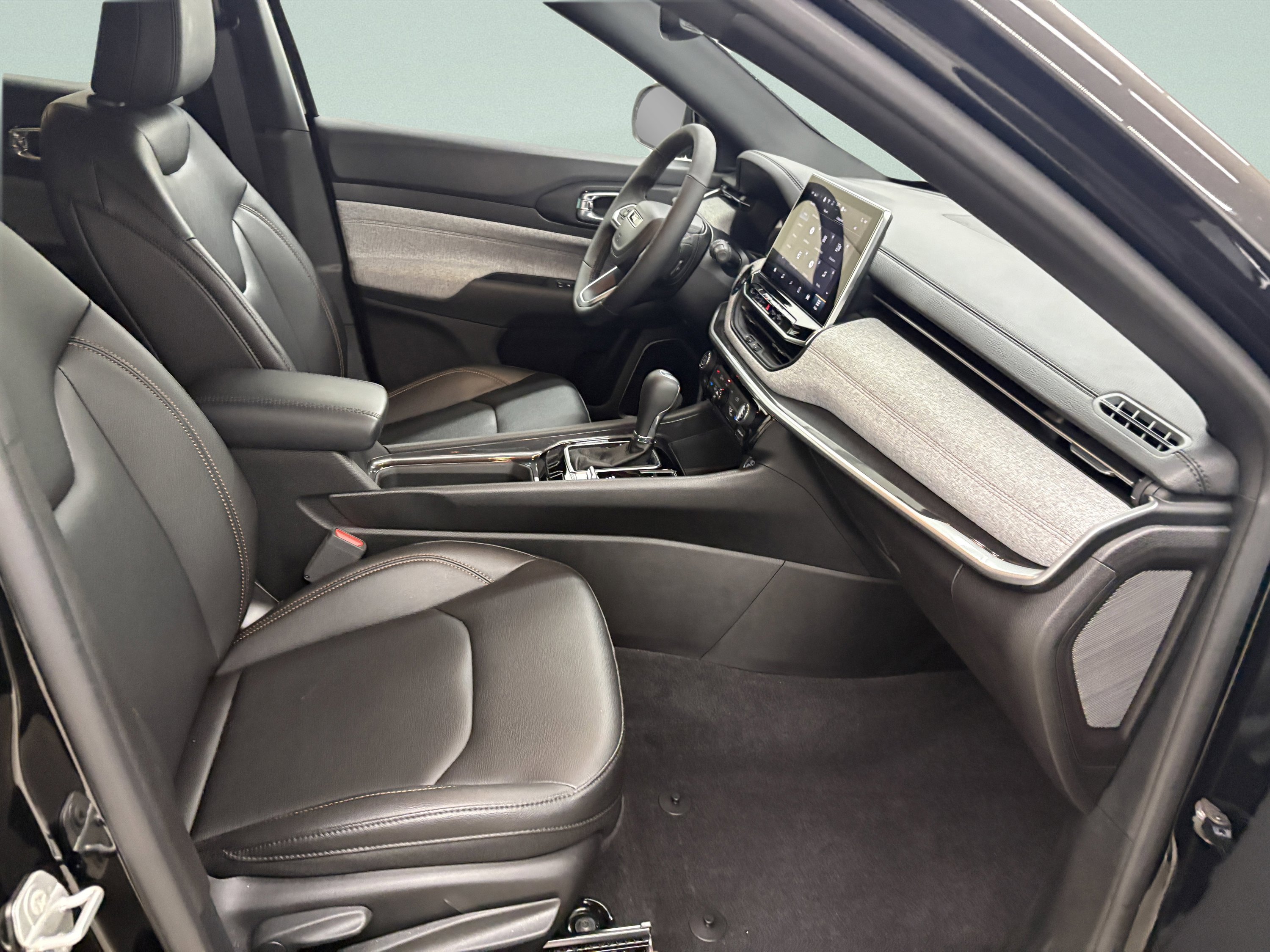 Used 2024 Jeep Compass Latitude image 24