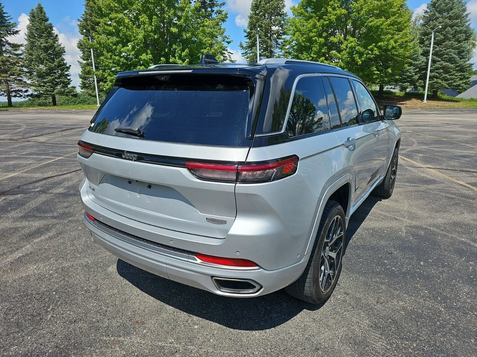 Used 2022 Jeep Grand Cherokee Summit AWD/4WD image 6