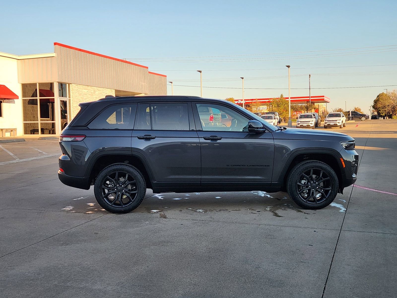 New 2025 Jeep Grand Cherokee Limited w/ Trailer Tow Package AWD/4WD image 7