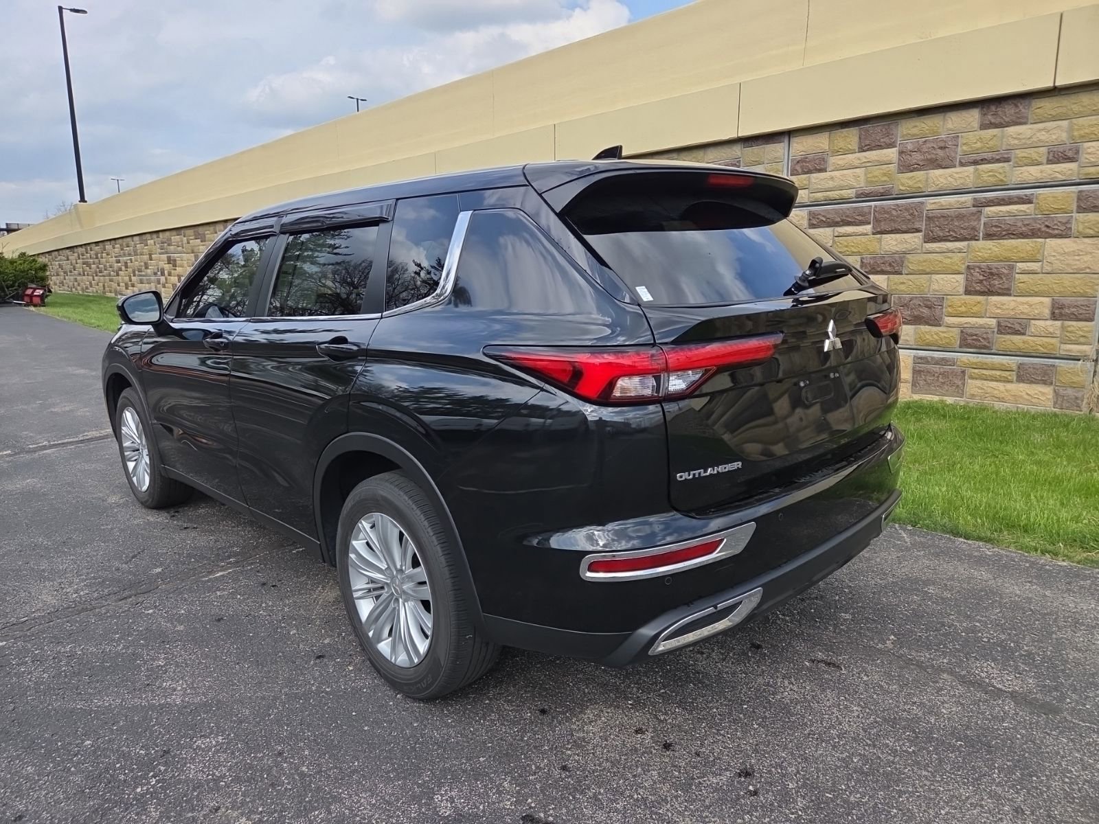 Used 2024 Mitsubishi Outlander ES image 10