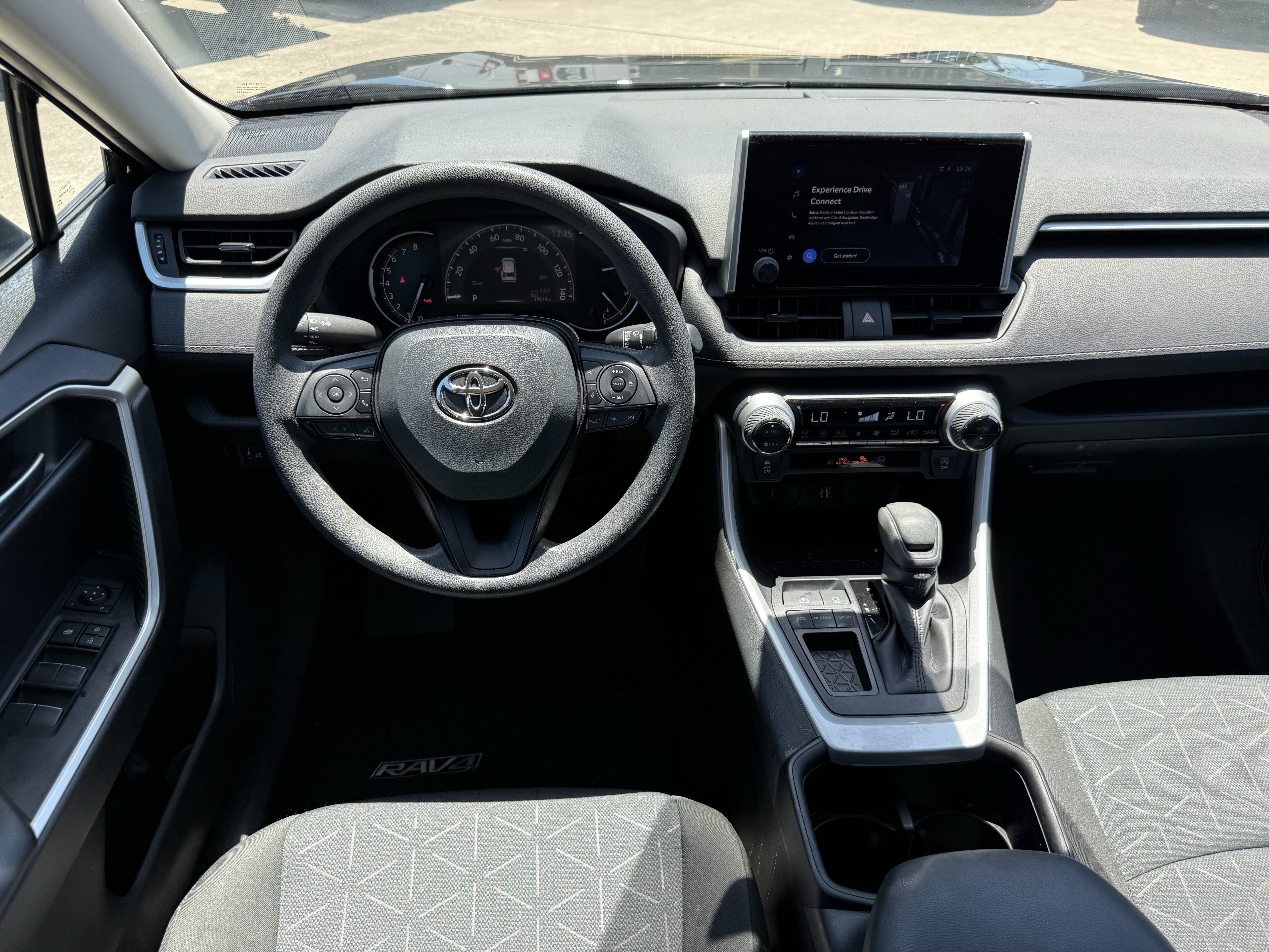 Used 2025 Toyota RAV4 XLE FWD image 15