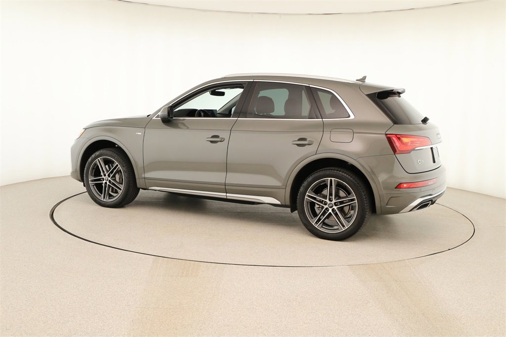 Used 2024 Audi Q5 e Premium w/ Convenience Package image 3