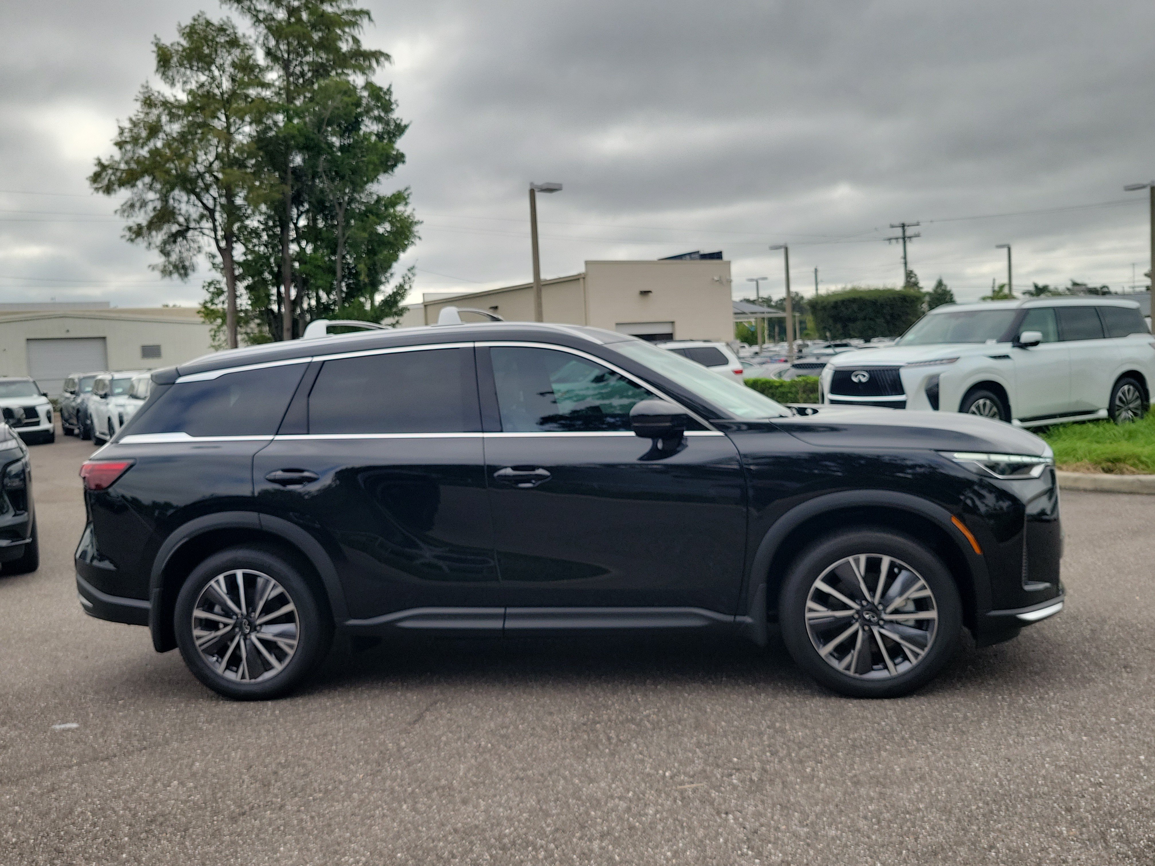 New 2027 INFINITI QX60 Luxe w/ Family Package FWD image 3