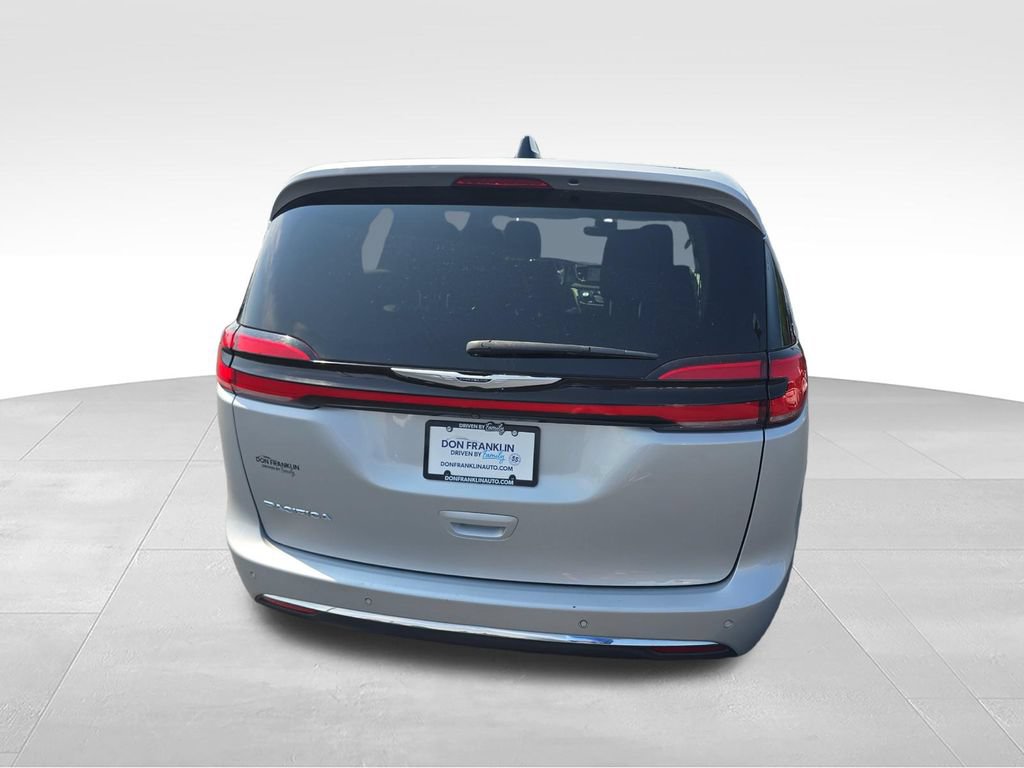 Used 2023 Chrysler Pacifica Touring-L FWD image 4