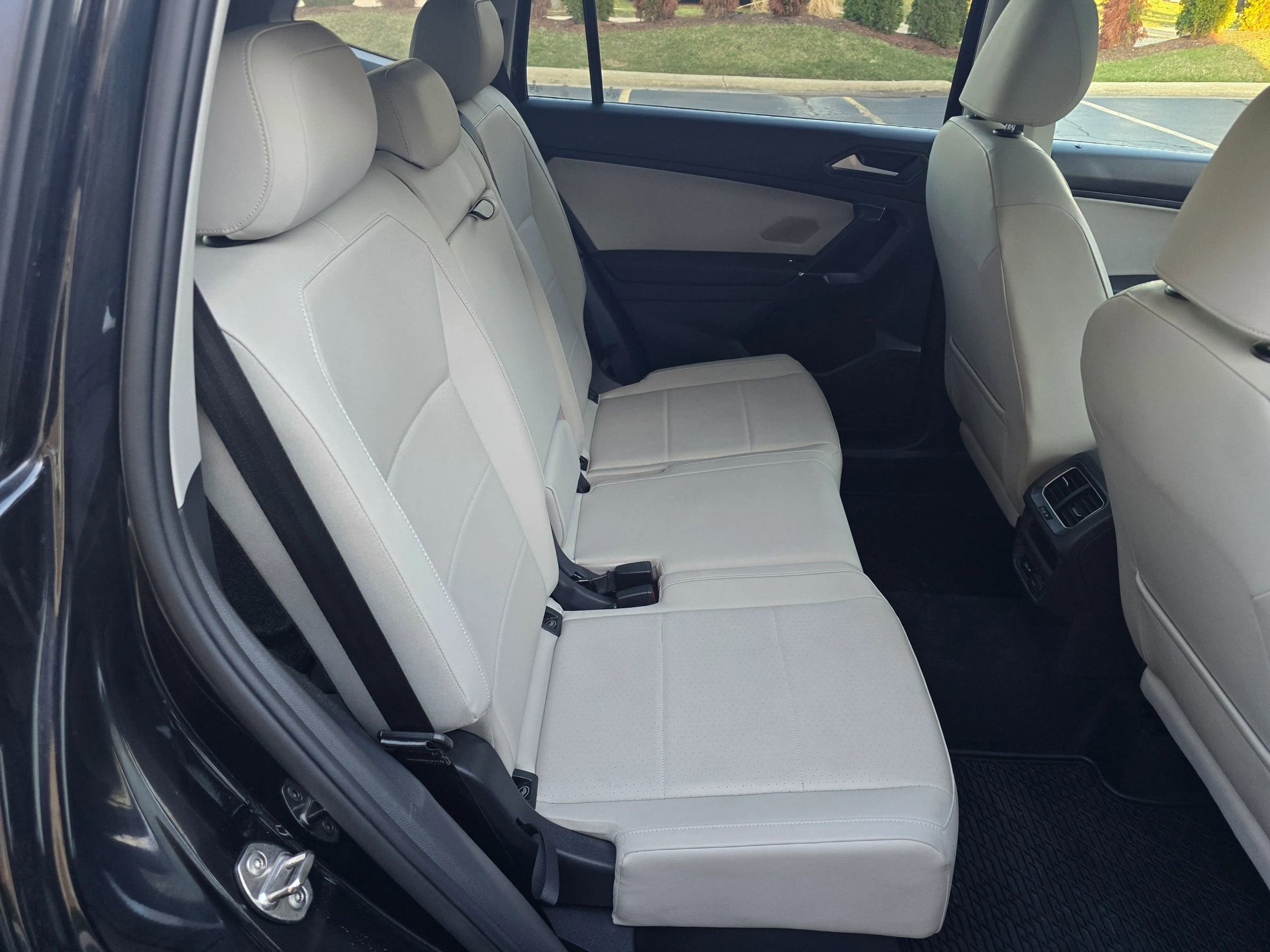 Used 2018 Volkswagen Tiguan SE w/ Panoramic Sunroof Package image 23