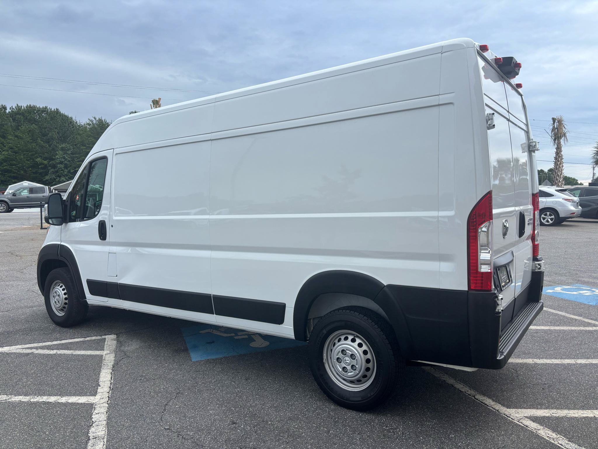 Used 2024 RAM ProMaster 2500 w/ Convenience Group FWD image 11