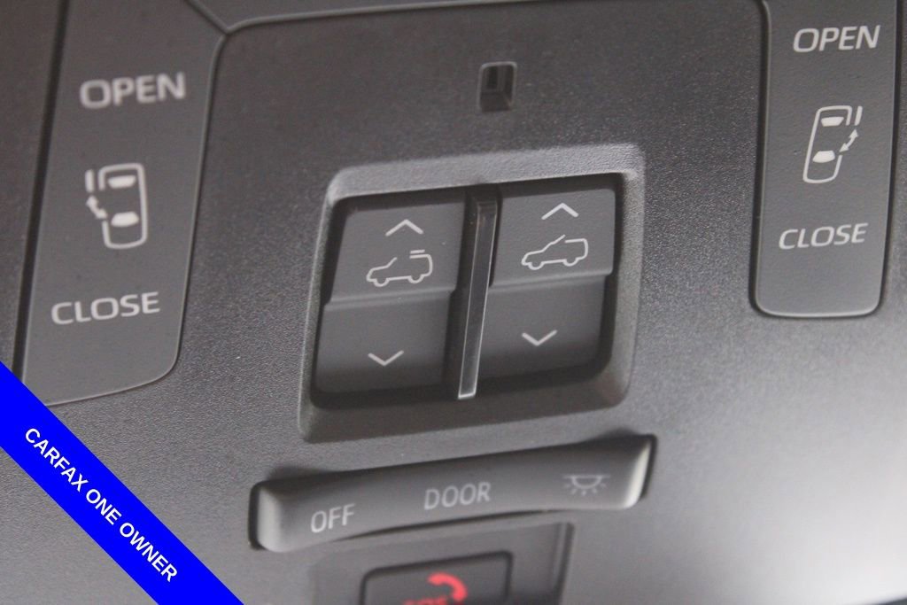 Used 2025 Toyota Sienna Platinum image 32