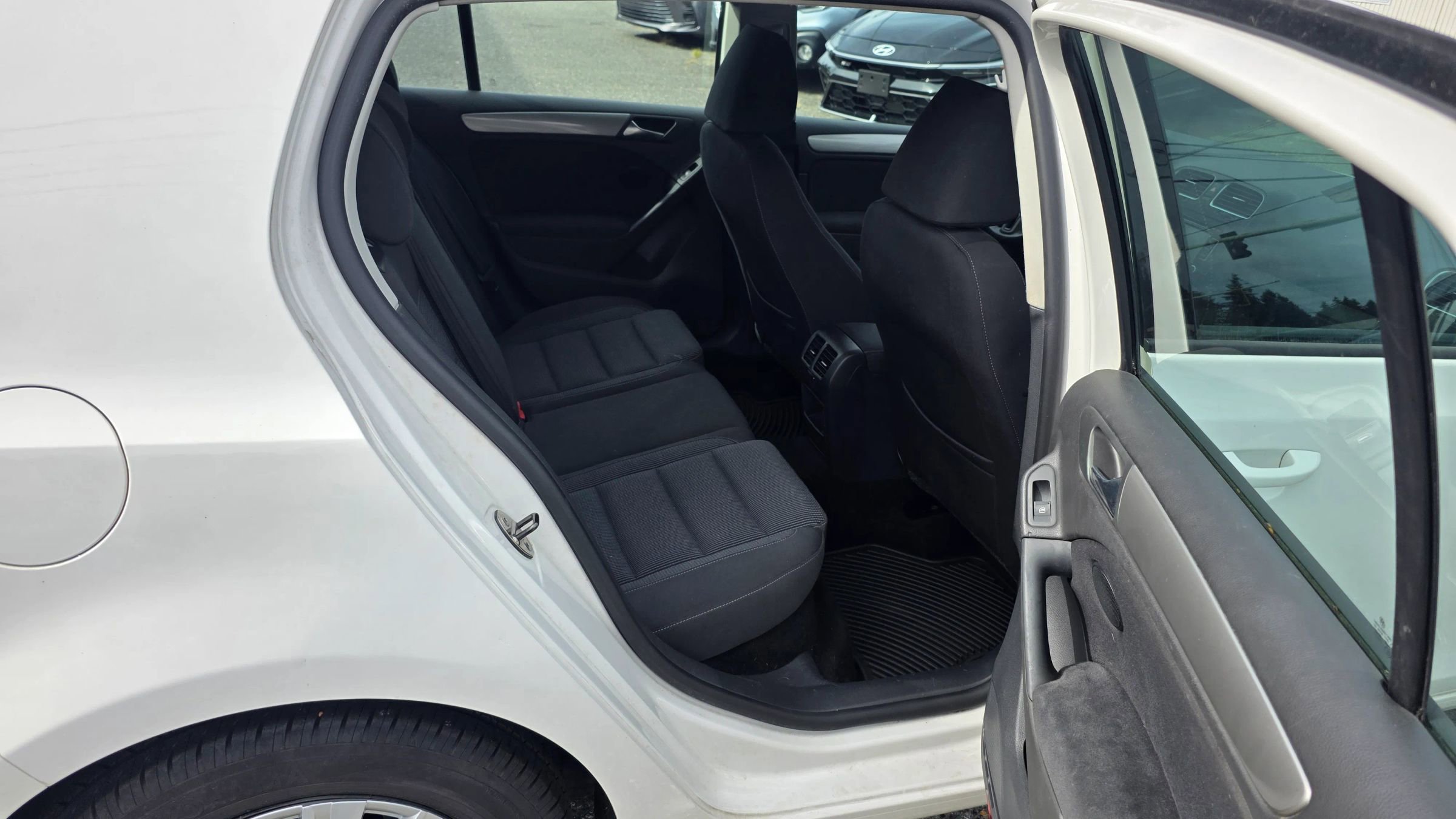 Used 2012 Volkswagen Golf 4-Door image 12