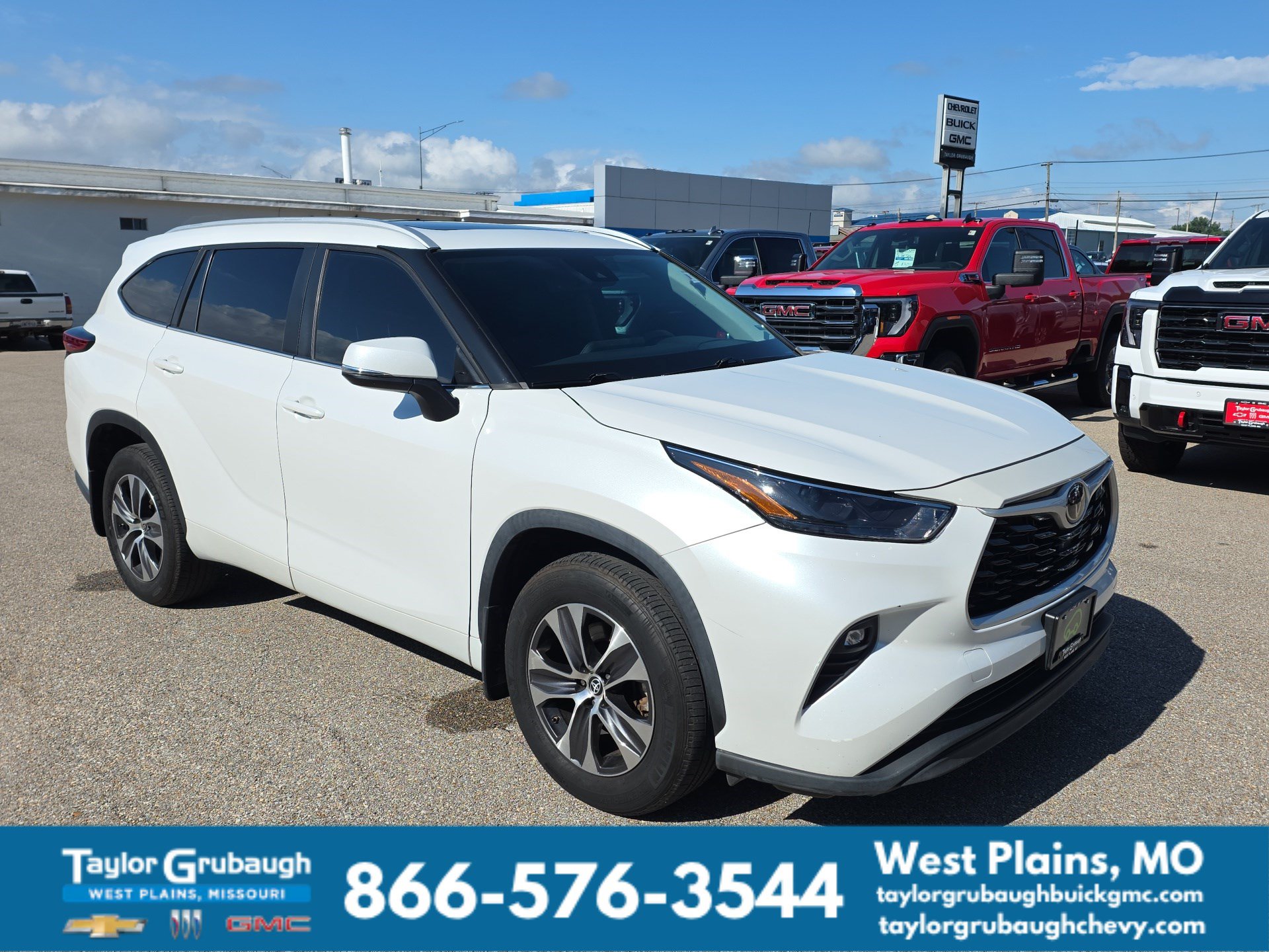 Used 2023 Toyota Highlander XLE AWD/4WD image 2