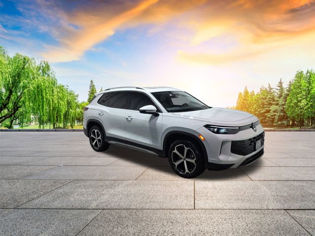 Certified 2025 Volkswagen Tiguan SE image 2