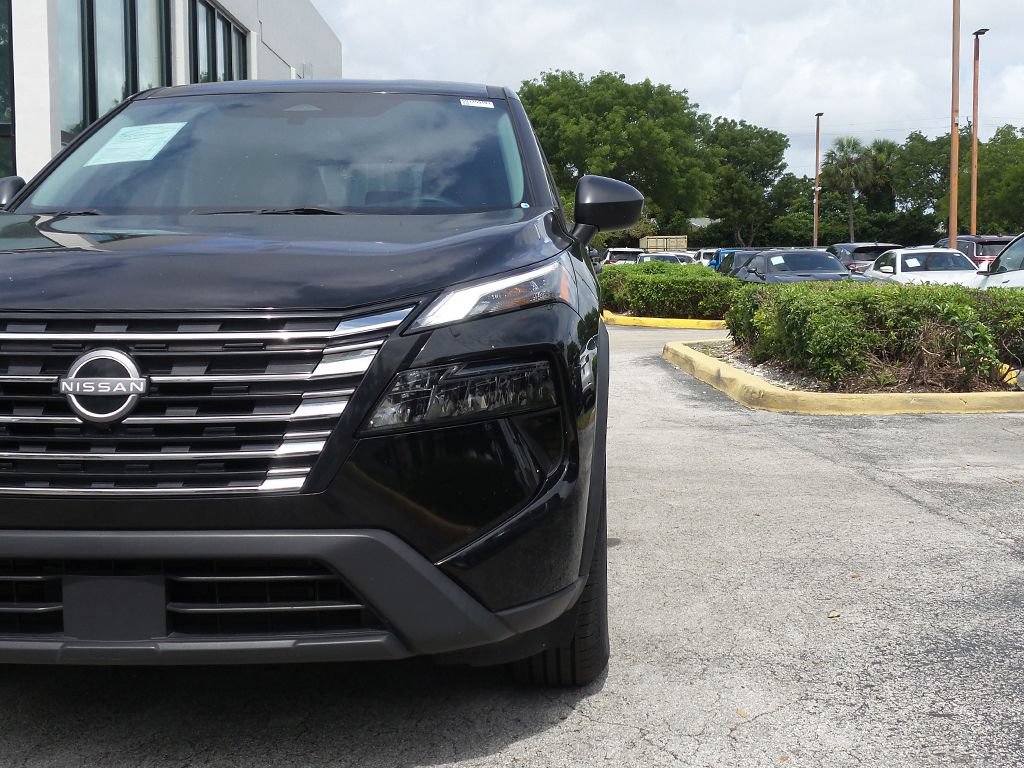 Used 2024 Nissan Rogue S FWD image 11