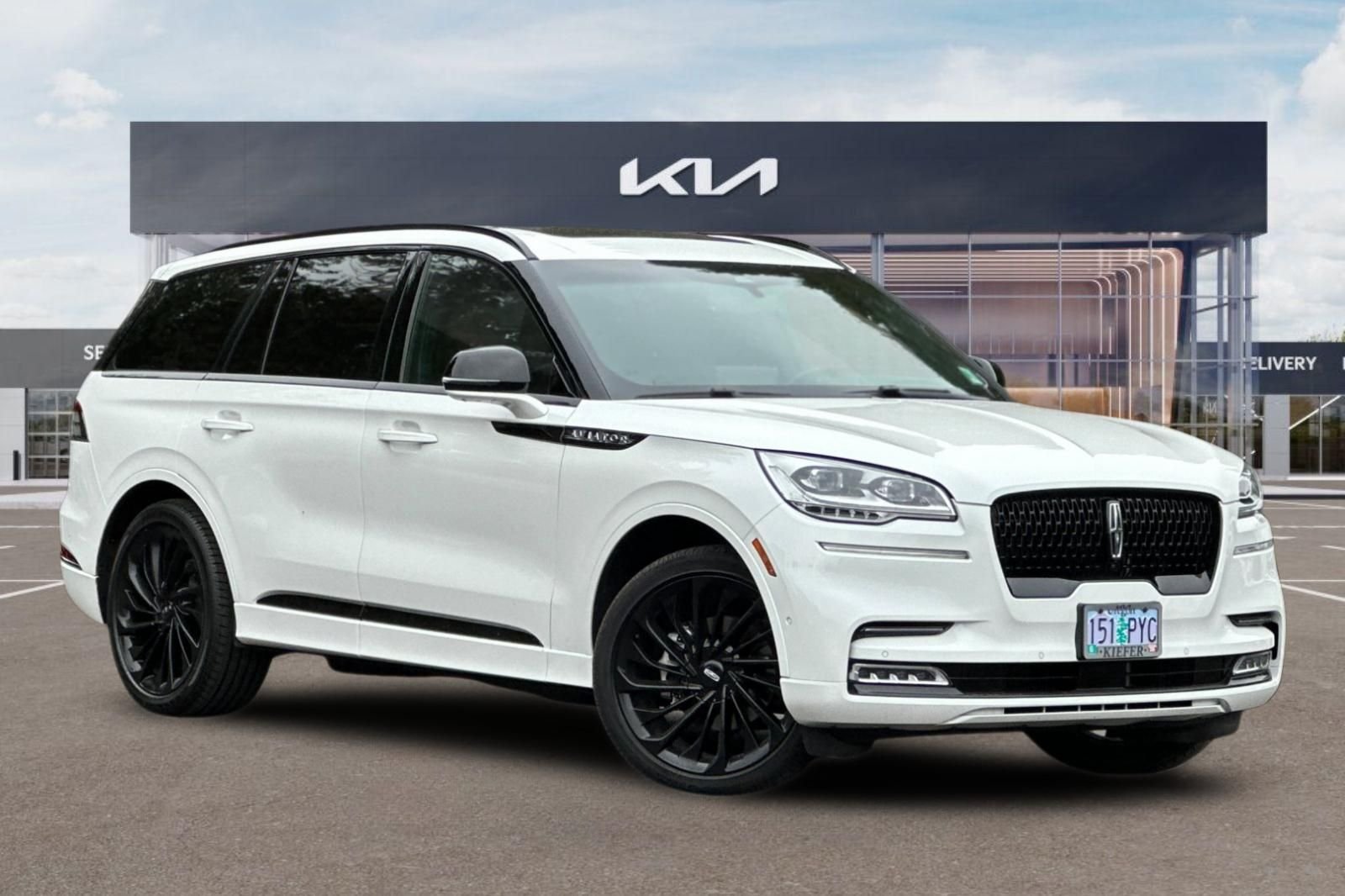 Used 2023 Lincoln Aviator Reserve w/ Equipment Group 201A RWD image 2