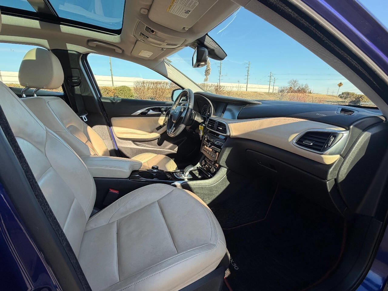 Used 2017 INFINITI QX30 Premium w/ Navigation Package image 11