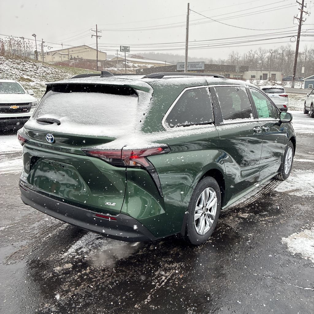 Used 2025 Toyota Sienna XLE image 3