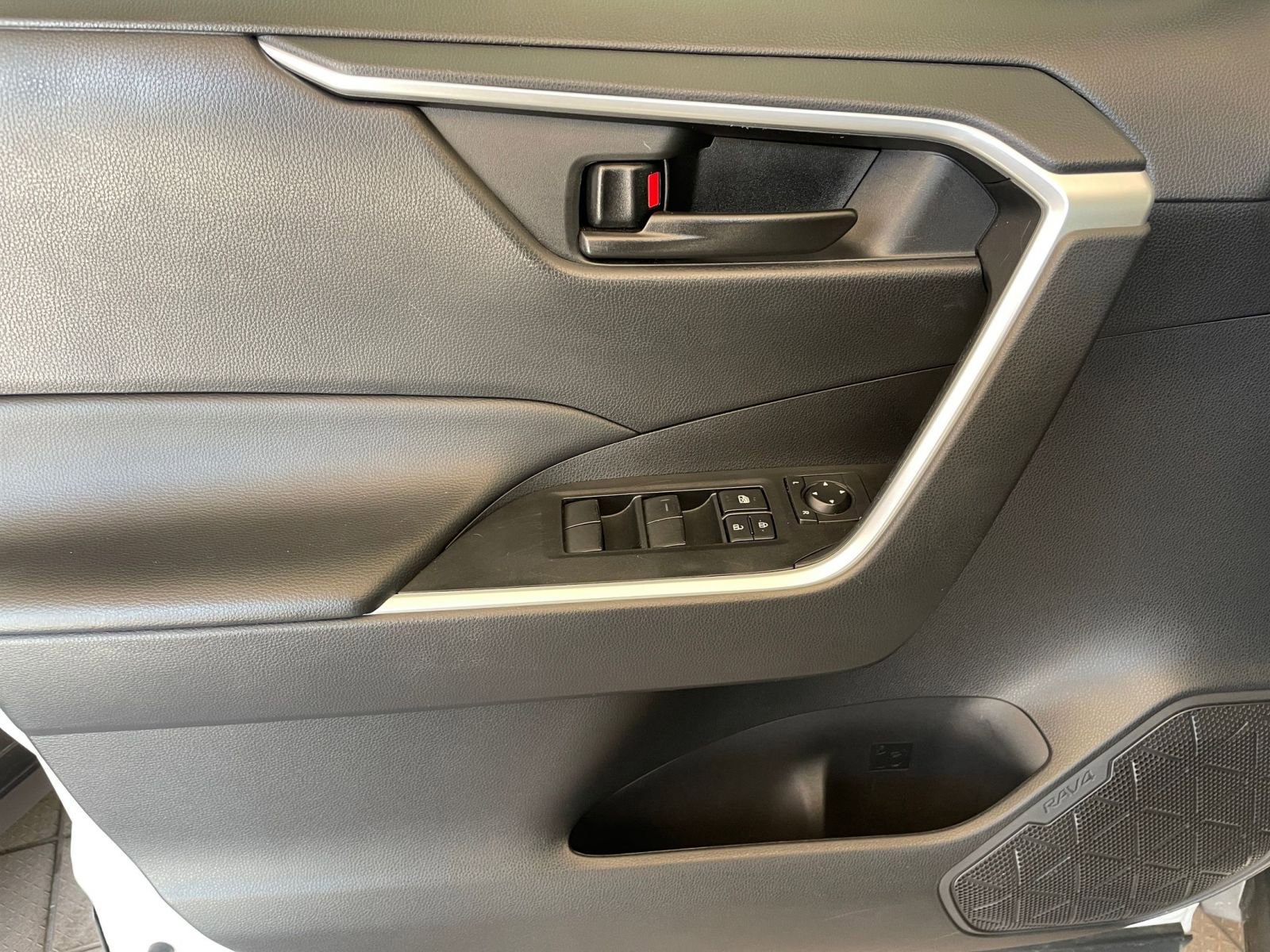 Used 2025 Toyota RAV4 LE AWD/4WD image 18