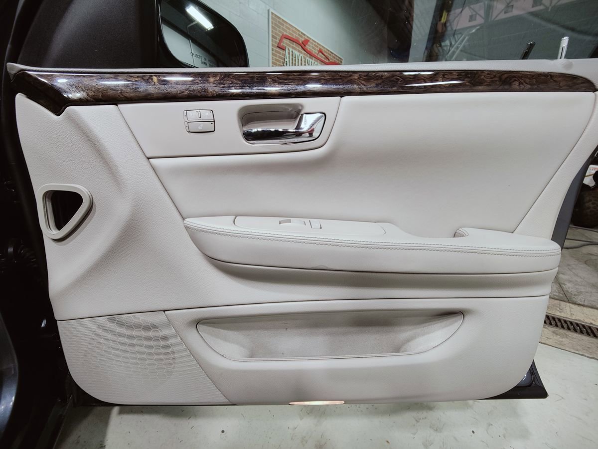 Used 2009 Cadillac DTS w/ Trunk Convenience Package FWD image 10