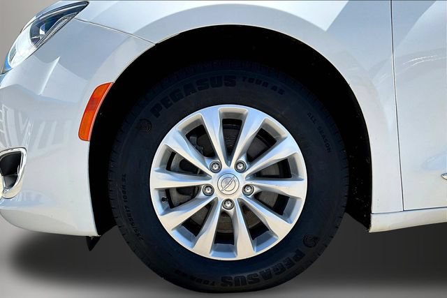 Used 2018 Chrysler Pacifica Touring-L FWD image 31