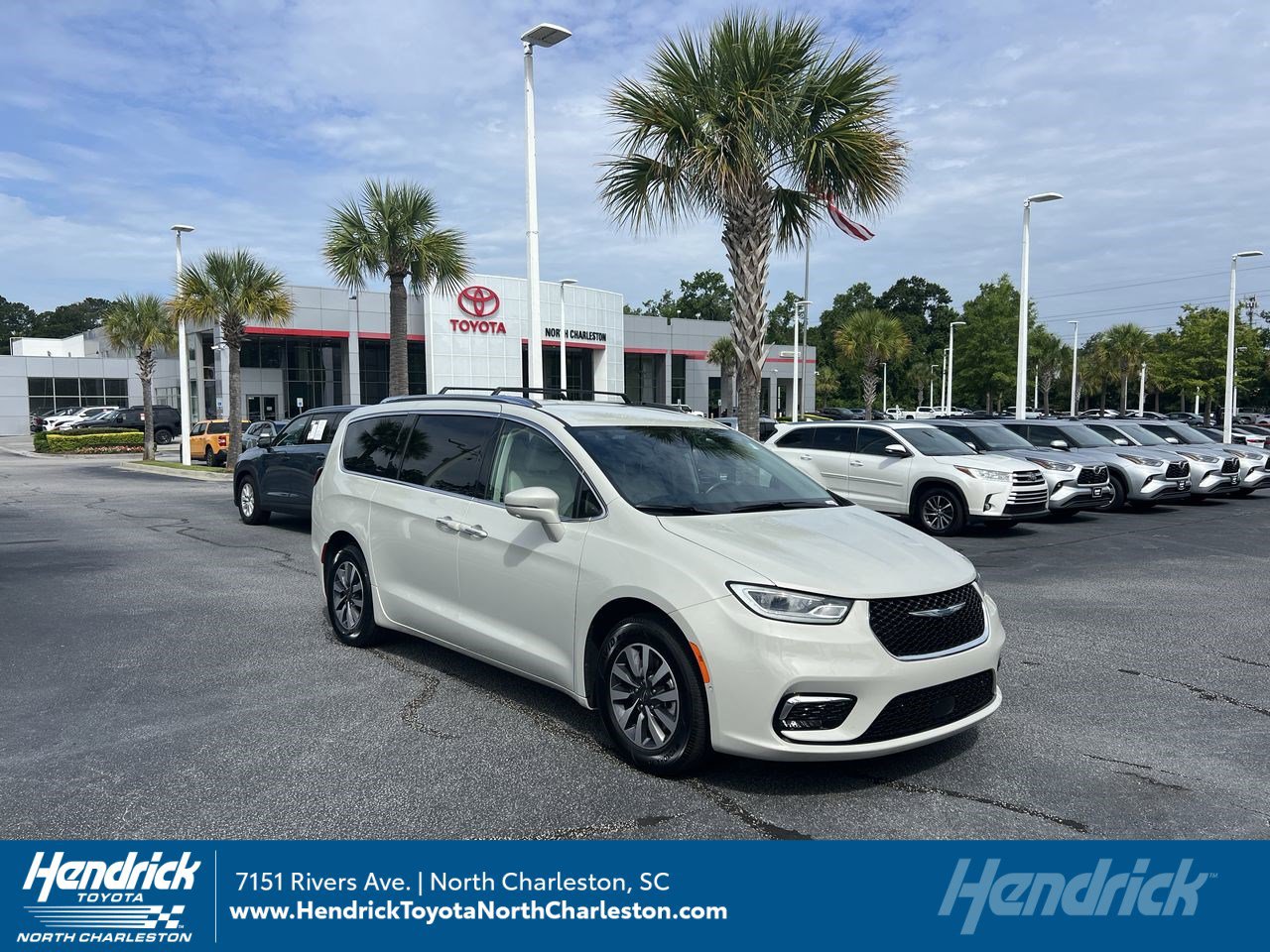 Used 2021 Chrysler Pacifica Touring-L FWD image 1