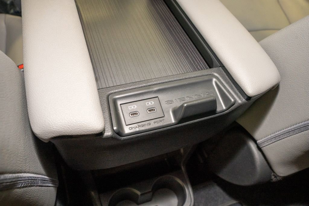 Used 2025 Toyota Sienna XLE image 8