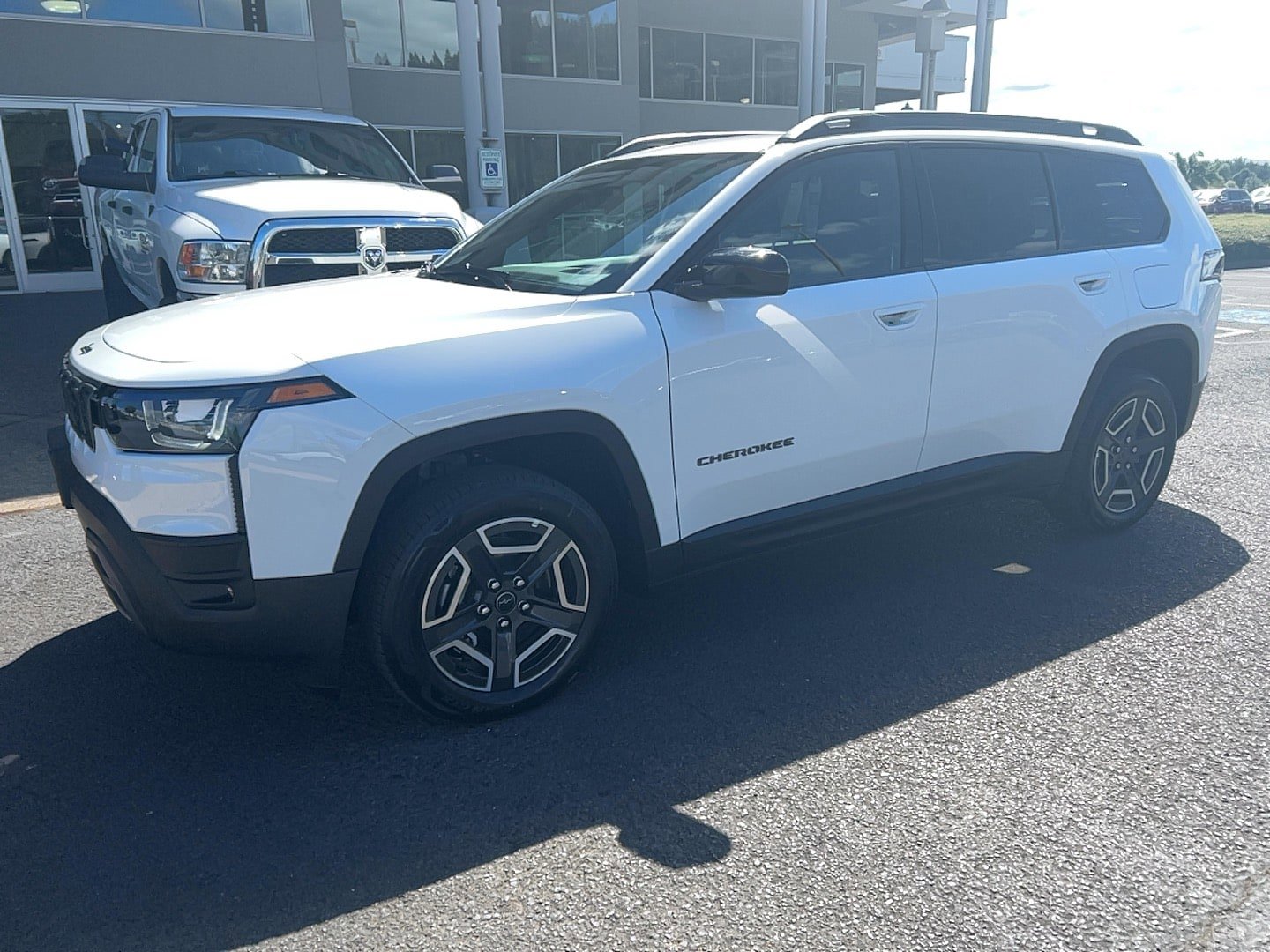 Used 2026 Jeep Cherokee Laredo AWD/4WD image 1