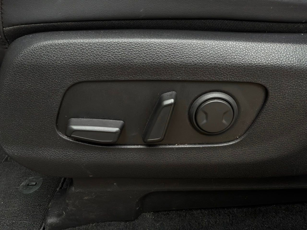 Used 2024 Kia Carnival EX FWD image 10