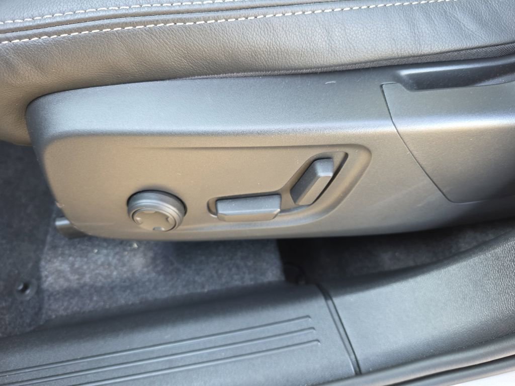 Certified 2025 Volvo XC40 B5 Plus w/ Protection Package Premier image 22