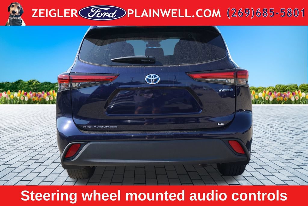 Used 2022 Toyota Highlander LE AWD/4WD image 4