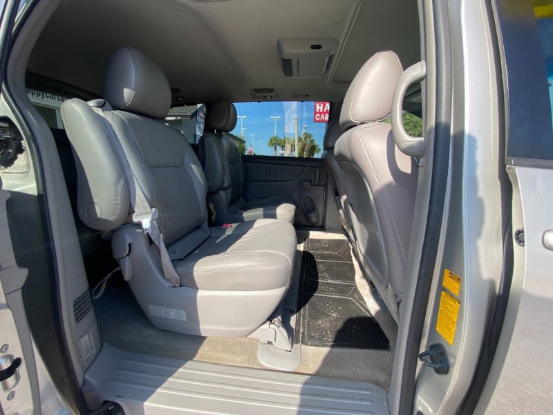 Used 2009 Toyota Sienna 5dr 7-Pass Van XLE AWD image 4
