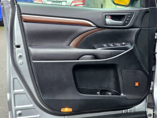 Used 2016 Toyota Highlander Limited Platinum image 25
