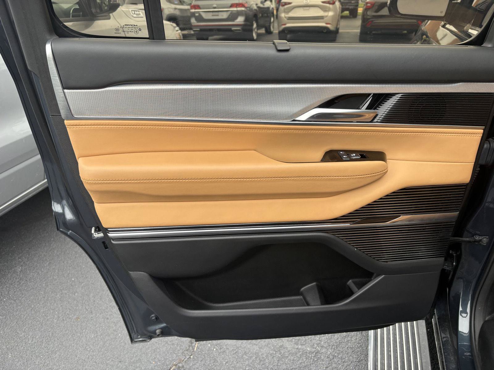 Used 2023 Jeep Grand Wagoneer Series III AWD/4WD image 15