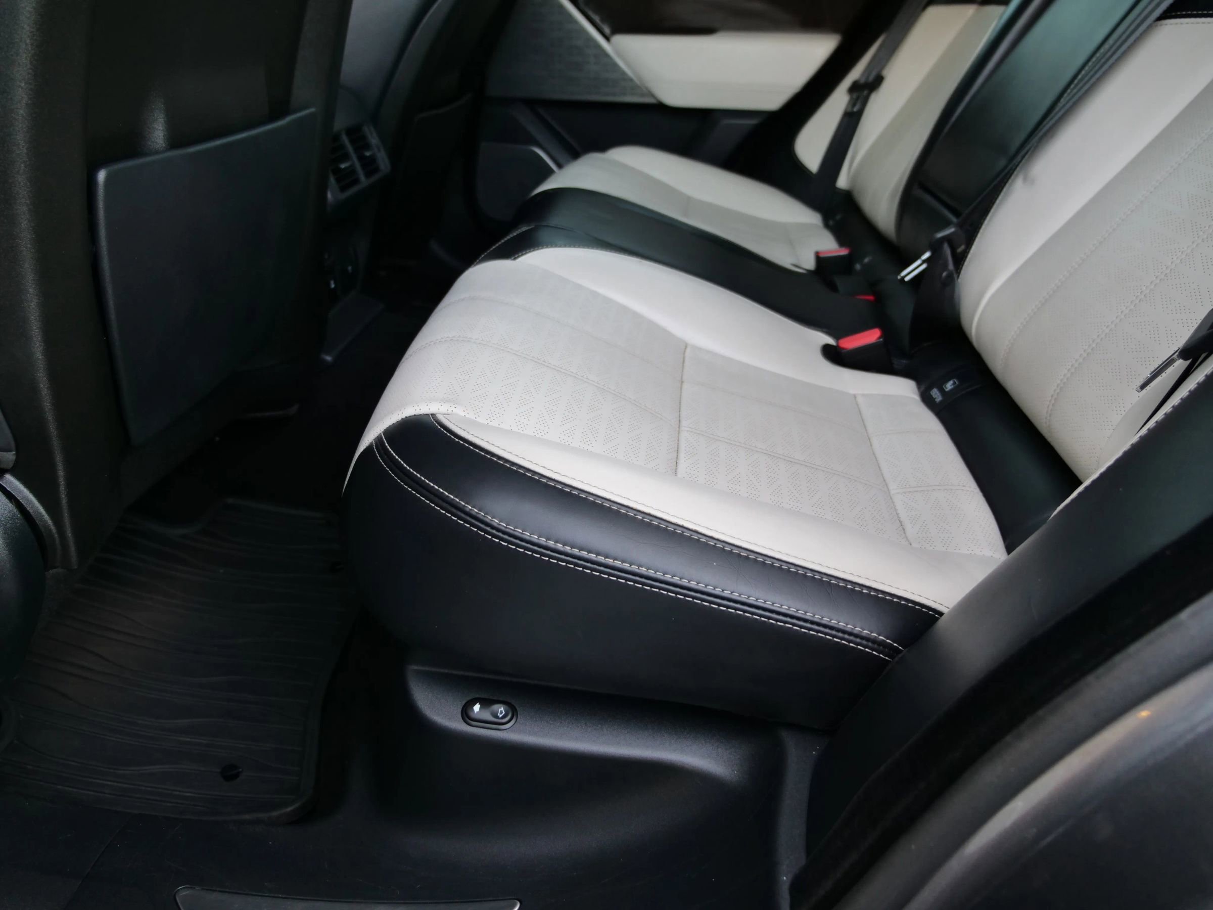 Used 2018 Land Rover Range Rover Velar R-Dynamic HSE image 13