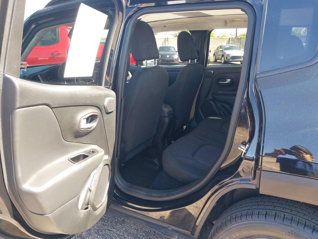 Used 2023 Jeep Renegade Latitude w/ Sun & Fun Group AWD/4WD image 7