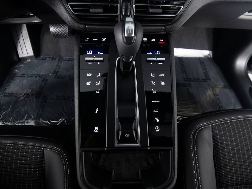 New 2026 Porsche Macan Turbo AWD/4WD image 30