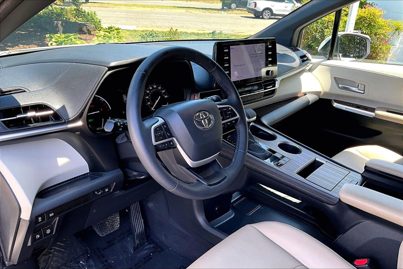 Used 2023 Toyota Sienna XLE FWD image 13