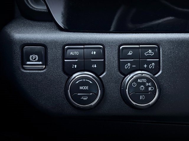 Used 2025 Chevrolet Silverado 2500 LTZ w/ LTZ Convenience Package image 16