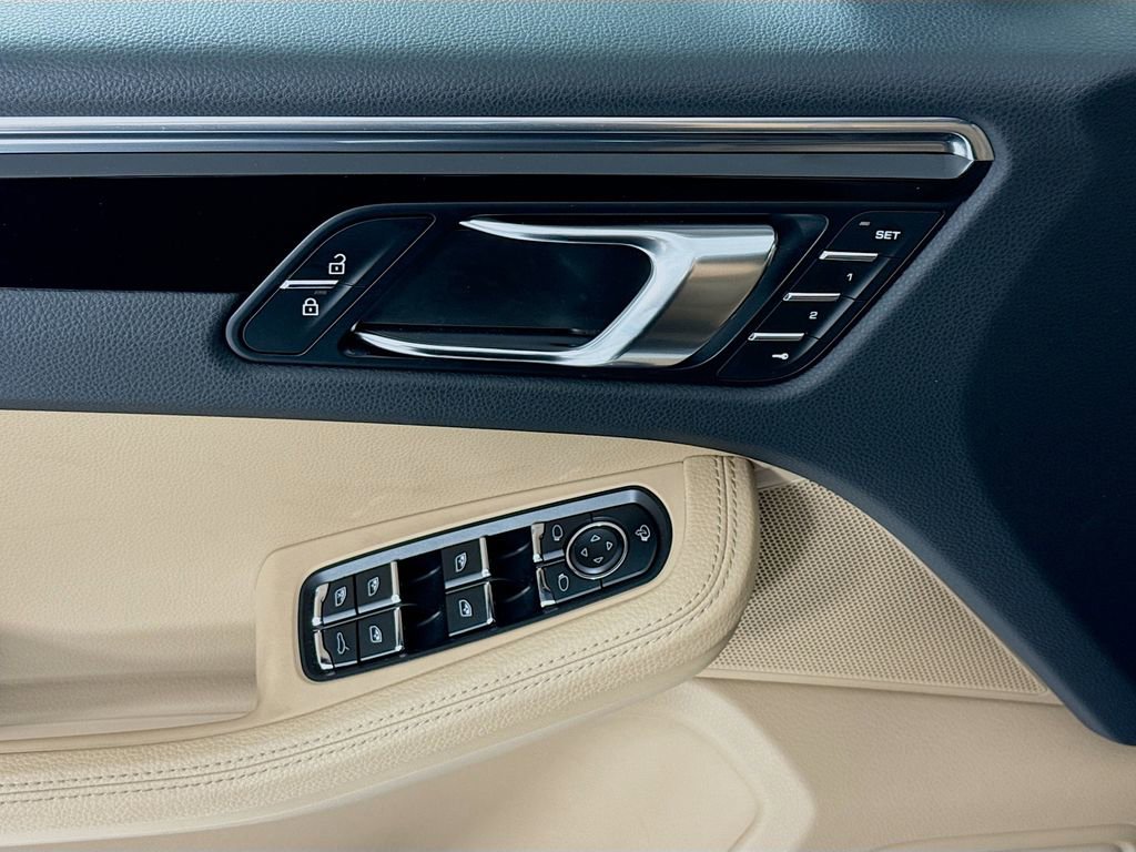 Certified 2025 Porsche Macan image 11